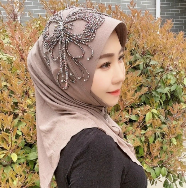 Hijab instan dengan hiasan payet dan manik-manik